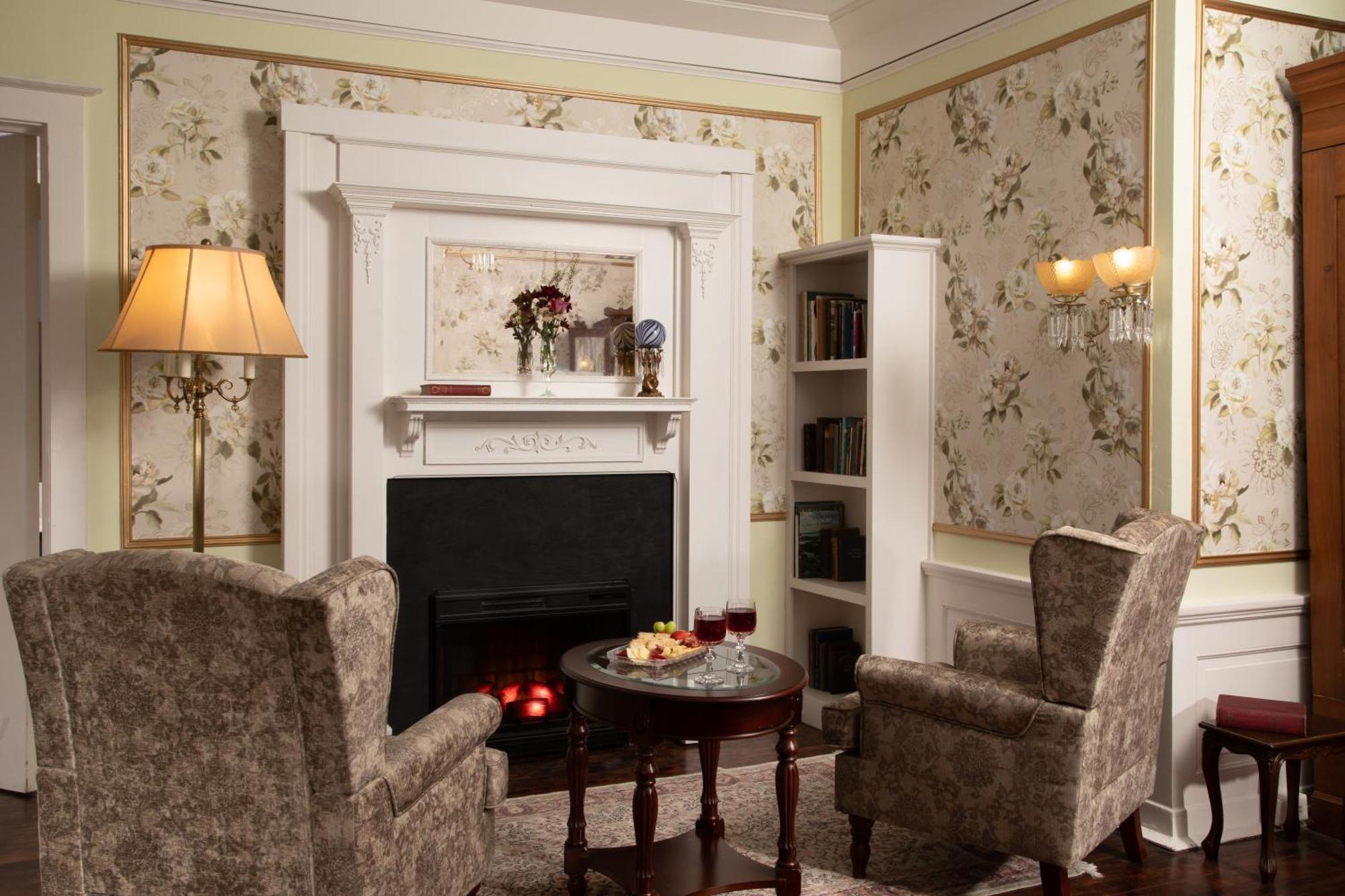 Bed and Breakfast 300 Clifton Миннеаполис Экстерьер фото