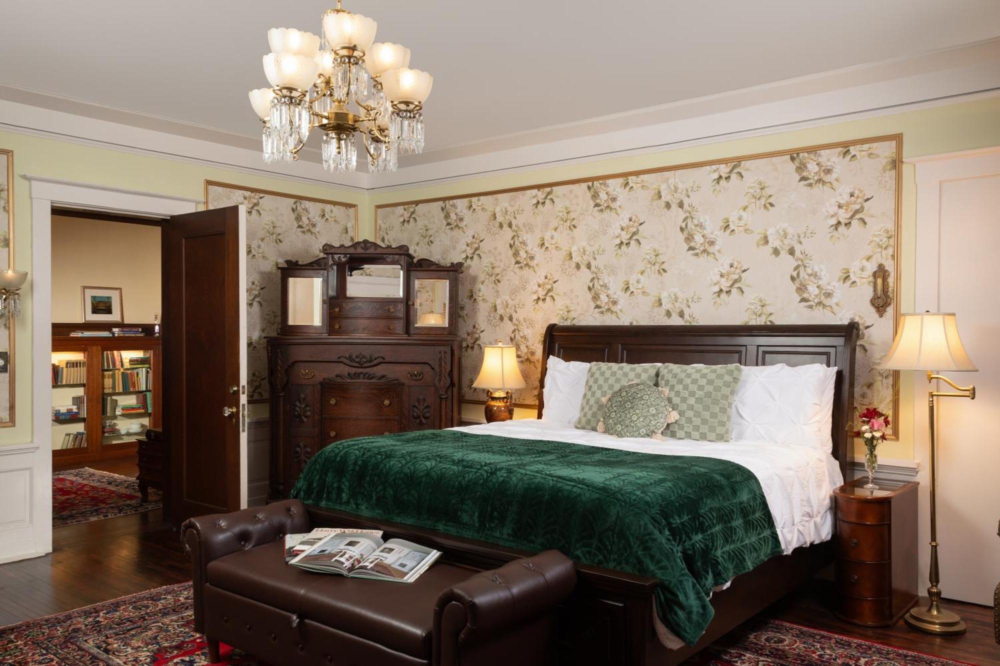 Bed and Breakfast 300 Clifton Миннеаполис Экстерьер фото
