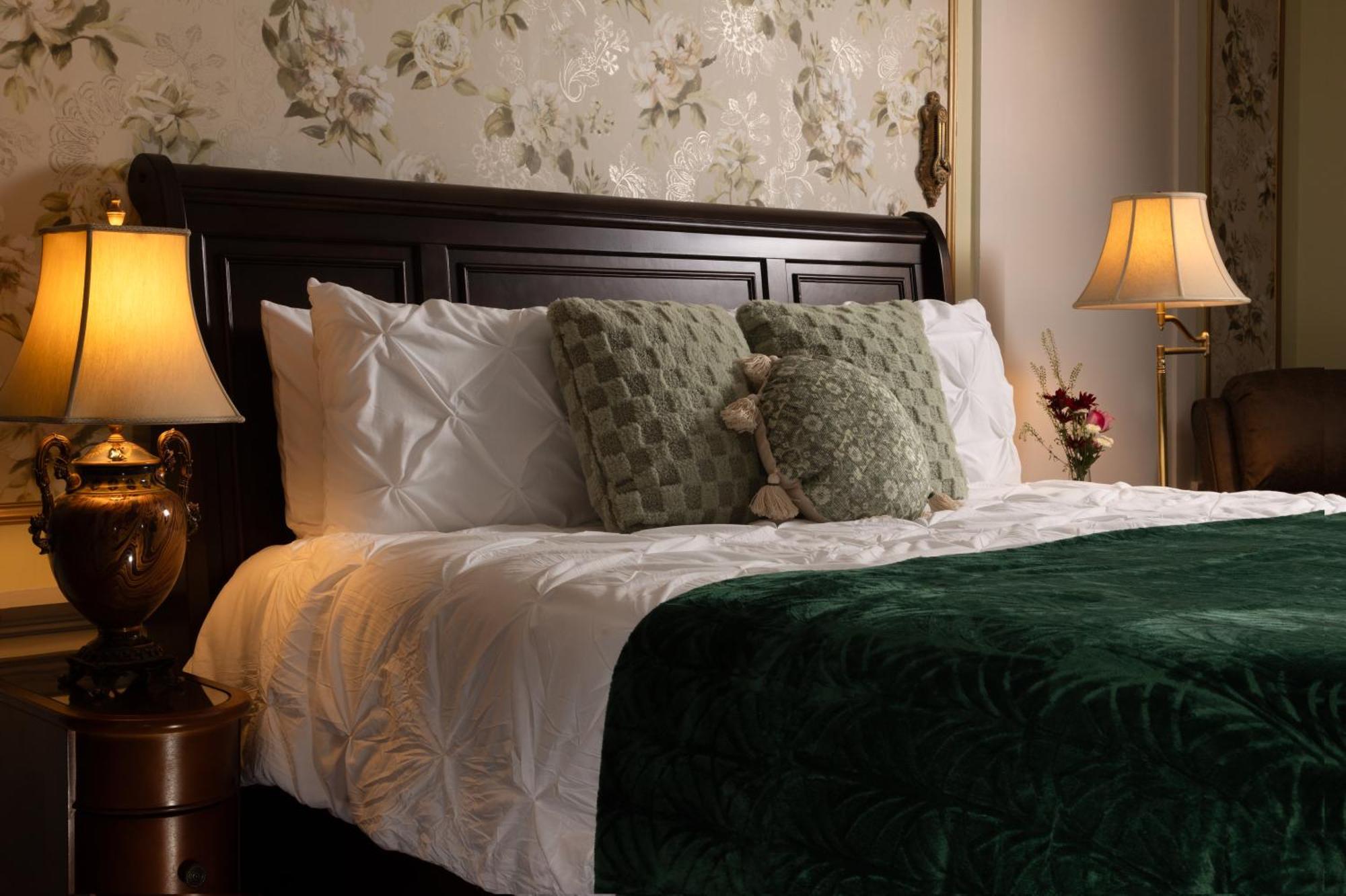 Bed and Breakfast 300 Clifton Миннеаполис Экстерьер фото