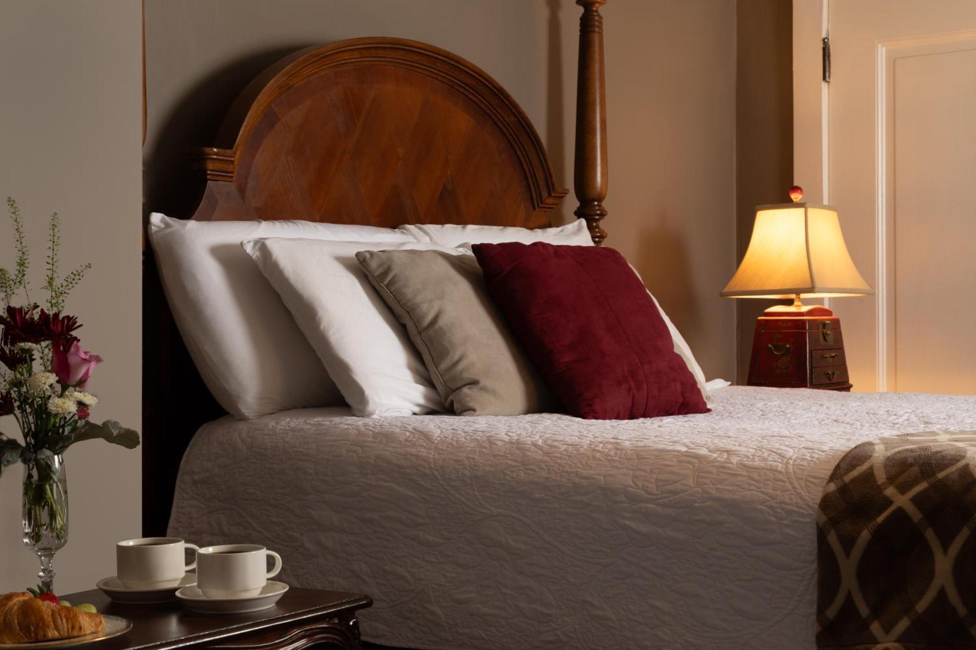 Bed and Breakfast 300 Clifton Миннеаполис Экстерьер фото